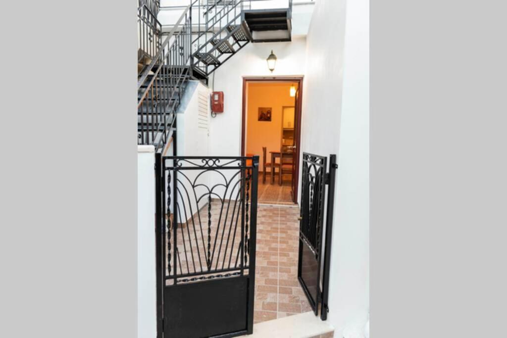 Paraspori Traditional Home With View Exterior foto